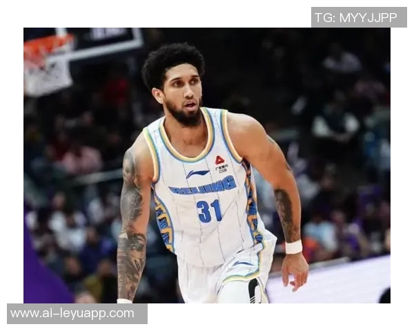 布克复出状态渐入佳境半场出战13分钟贡献10分2助